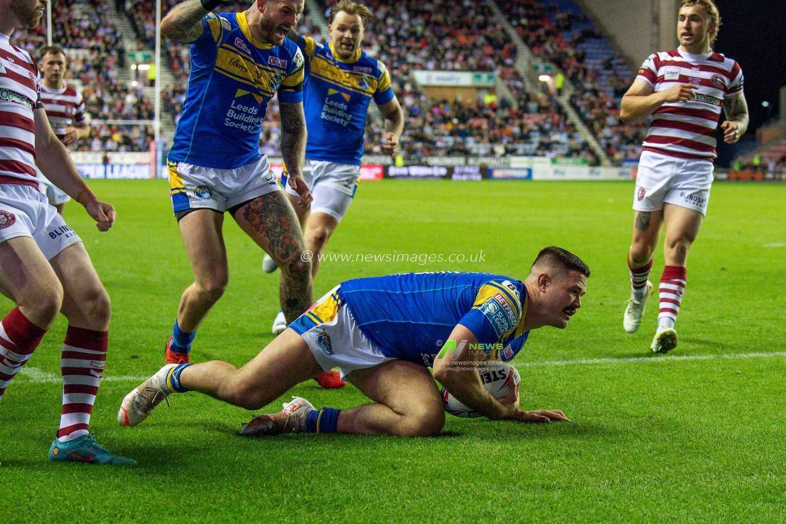 James Bentley #11 of Leeds Rhinos goes over for a try during the Betfred Super League match Wigan Warriors vs Leeds Rhinos at DW Stadium, Wigan, United Kingdom, 16th September 2022

(Photo by Craig Thomas/News Images)