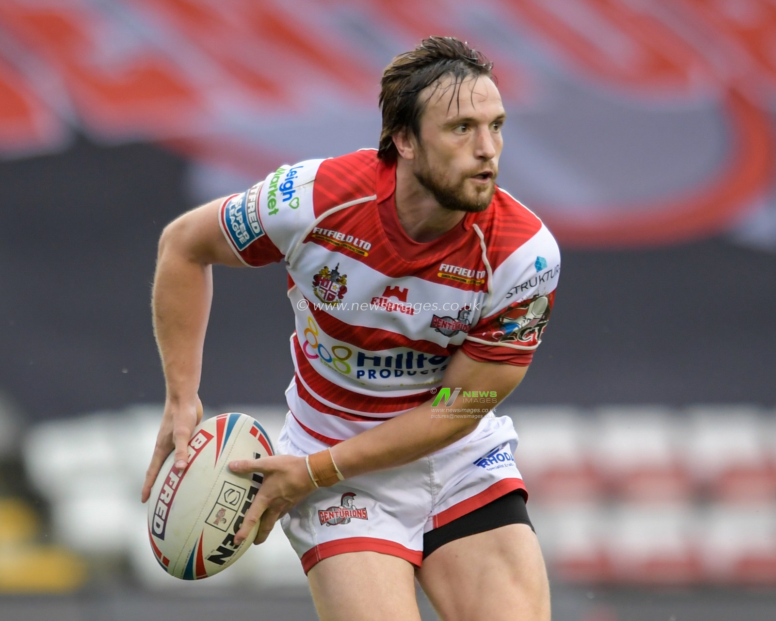 Joe Mellor (7) of Leigh Centurions looks for a pass
