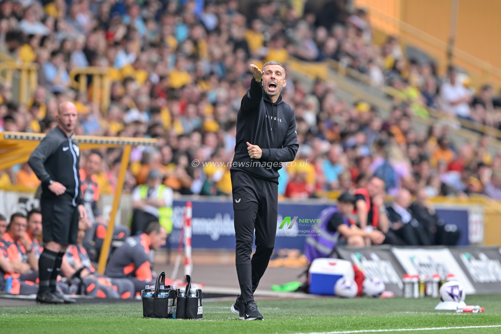 Gary O'Neil manager of Wolverhampton Wanderers instructs, during the Premier League match Wolverhampton Wanderers vs Crystal Palace at Molineux, Wolverhampton, United Kingdom, 11th May 2024

(Photo by Cody Froggatt/News Images)