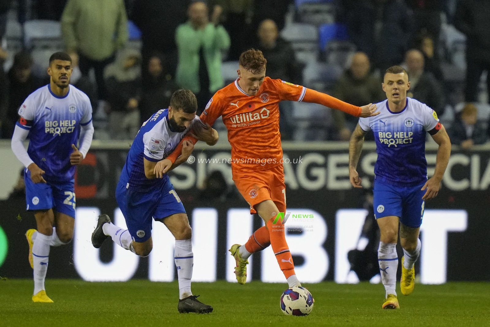 Graeme Shinnie #18 of Wigan Athletic holds back Sonny Carey #16 of Blackpool during the Sky Bet Championship match Wigan Athletic vs Blackpool at DW Stadium, Wigan, United Kingdom, 12th November 2022

(Photo by Steve Flynn/News Images)