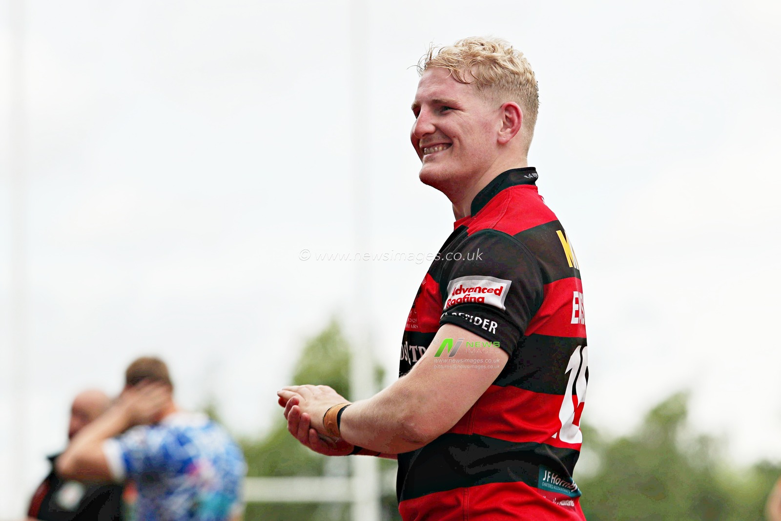 Charlie Emslie of Barrow Raiders applauds the fans after the Betfred Championship match Hunslet RLFC vs Barrow Raiders at South Leeds Stadium, Leeds, United Kingdom, 22nd June 2025(Photo by Sam Eaden/News Images)