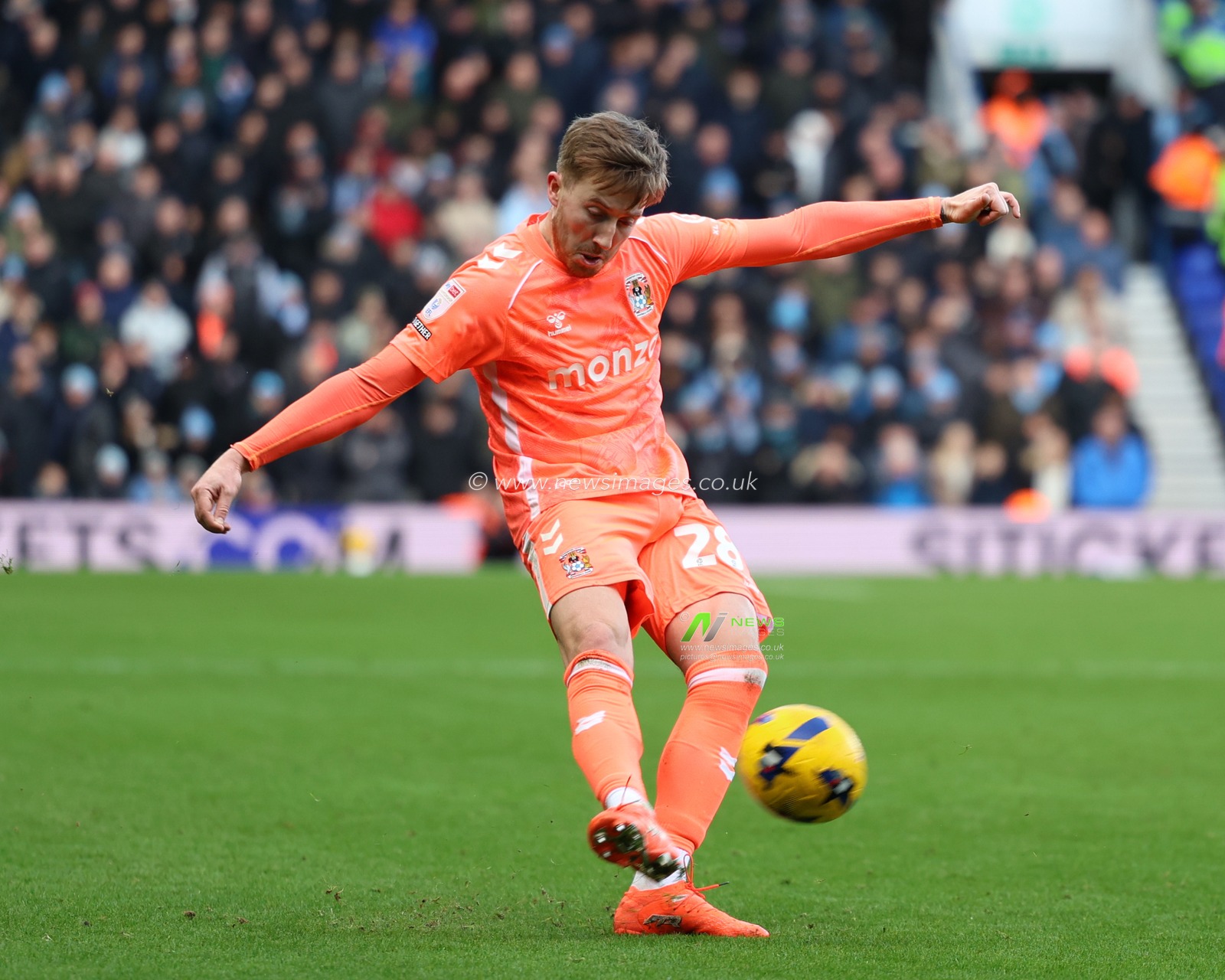 Josh Eccles of Coventry City crosses the ball during the Sky Bet Championship match Birmingham City vs Coventry City at St. Andrew's @ Knighthead Park, Birmingham, United Kingdom, 4th January 2026

(Photo by Euan Manning/News Images)

*** GER AUT SUI OUT ***