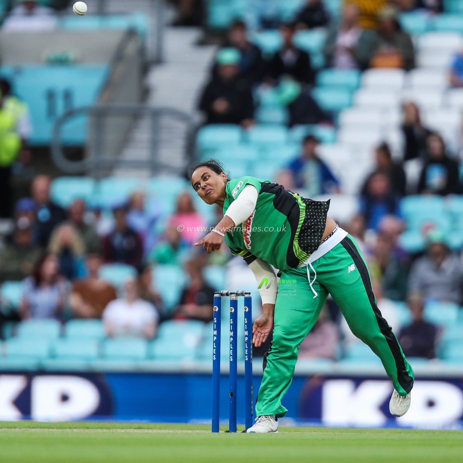 Chloe Tryon of Southern Brave bowls during the The Hundred match Oval Invincibles Women vs Southern Brave Women at The Kia Oval, London, United Kingdom, 8th August 2024

(Photo by Izzy Poles/News Images)
