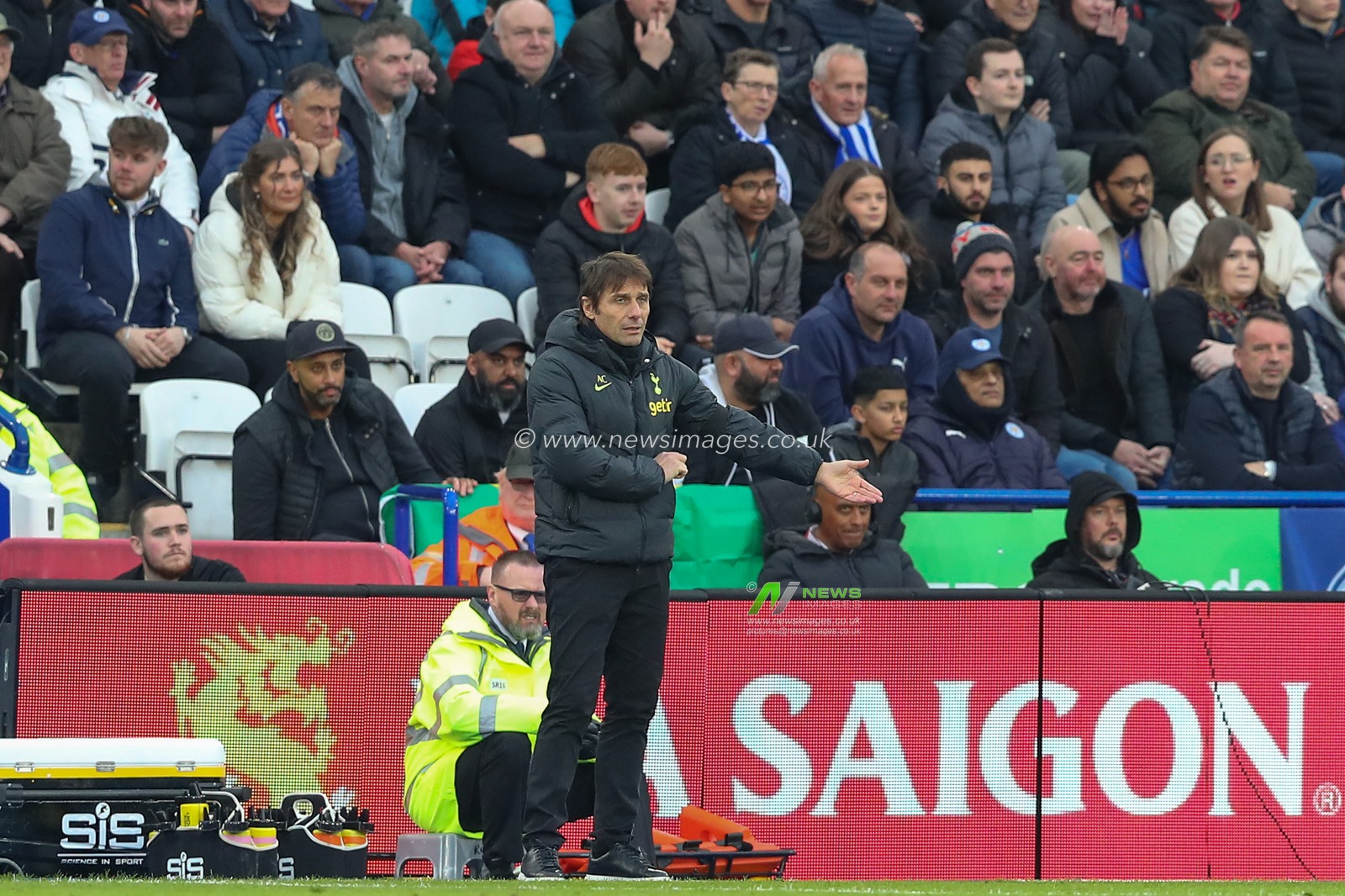 Antonio Conte manager of Tottenham Hotspur gives his players instructions during the Premier League match Leicester City vs Tottenham Hotspur at King Power Stadium, Leicester, United Kingdom, 11th February 2023

(Photo by Gareth Evans/News Images)