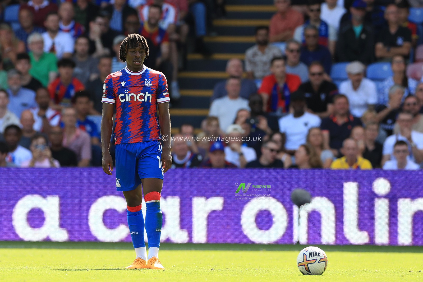 Eberechi Eze of Crystal Palace sizes up the free kick.