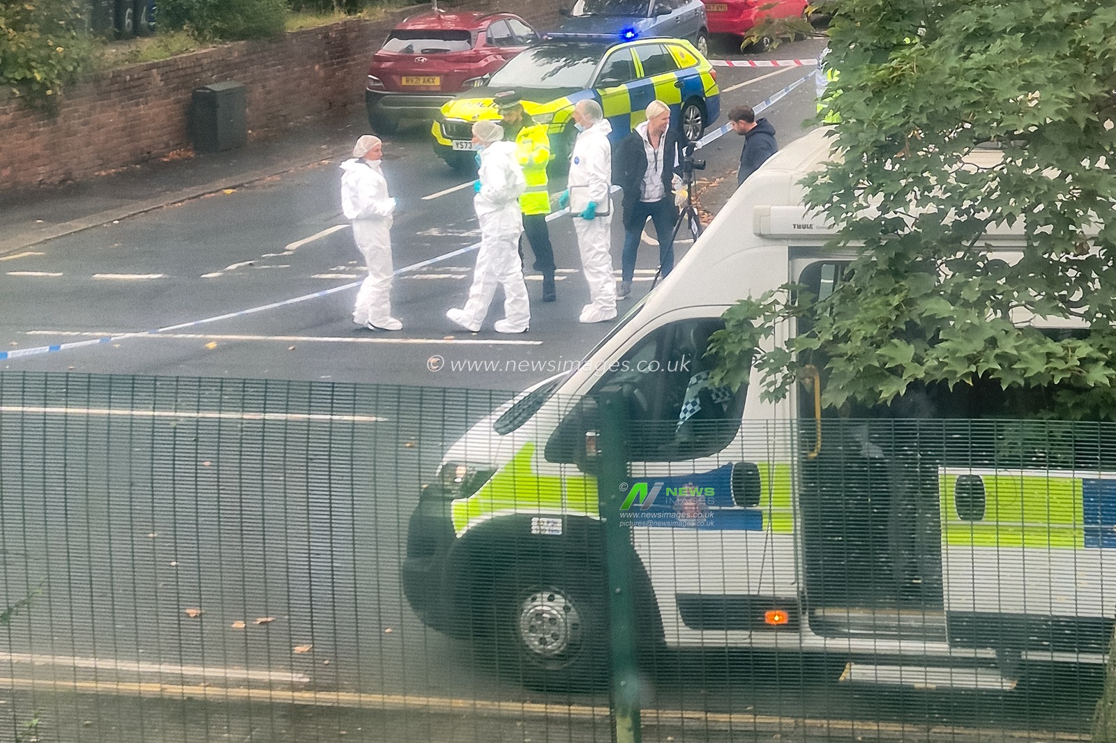 Police at the scene during the Manchester synagogue attack at Manchester Synagogue, Manchester, United Kingdom, 2nd October 2025

Photo: anonymous/News Images