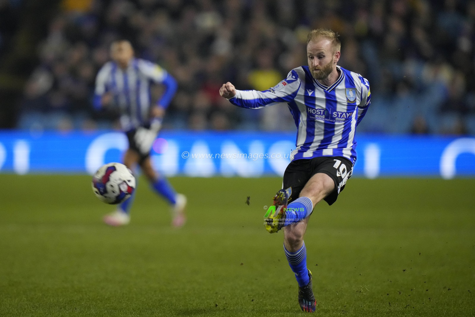 Barry Bannan #10 of Sheffield Wednesday crosses the ball during the Sky Bet League 1 match Sheffield Wednesday vs Morecambe at Hillsborough, Sheffield, United Kingdom, 14th February 2023

(Photo by Steve Flynn/News Images)