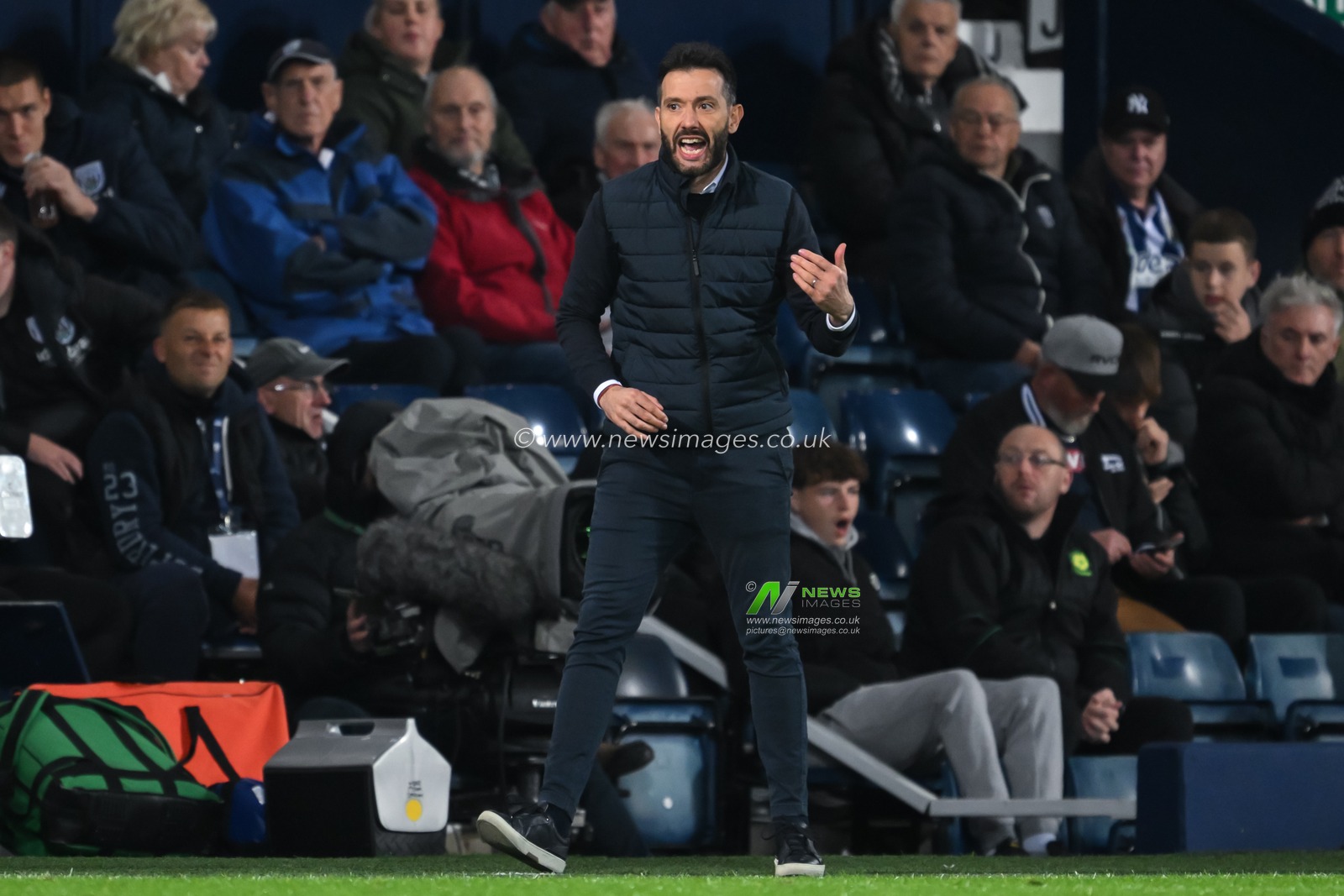 Carlos CorberÃ¡n Manager of West Bromwich Albion instructs during the Sky Bet Championship match West Bromwich Albion vs Middlesbrough at The Hawthorns, West Bromwich, United Kingdom, 1st October 2024

(Photo by Craig Thomas/News Images)