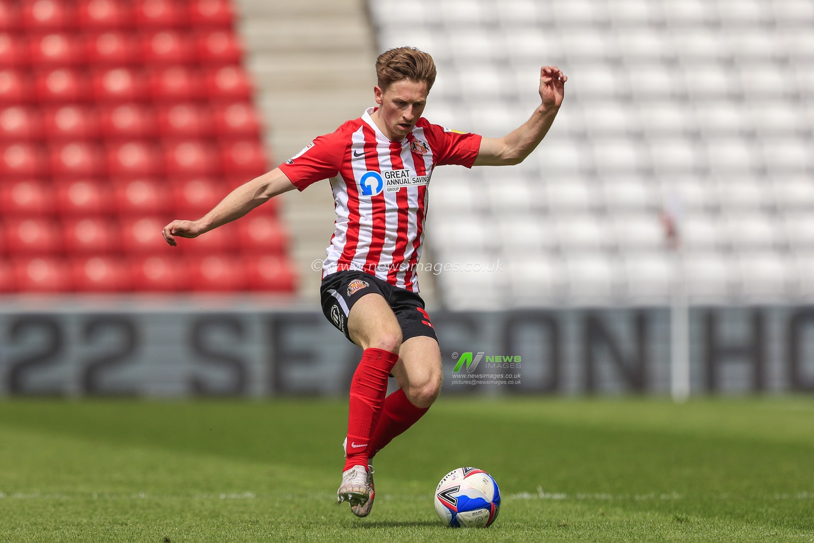 Denver Hume #33 of Sunderland in possession of the ball