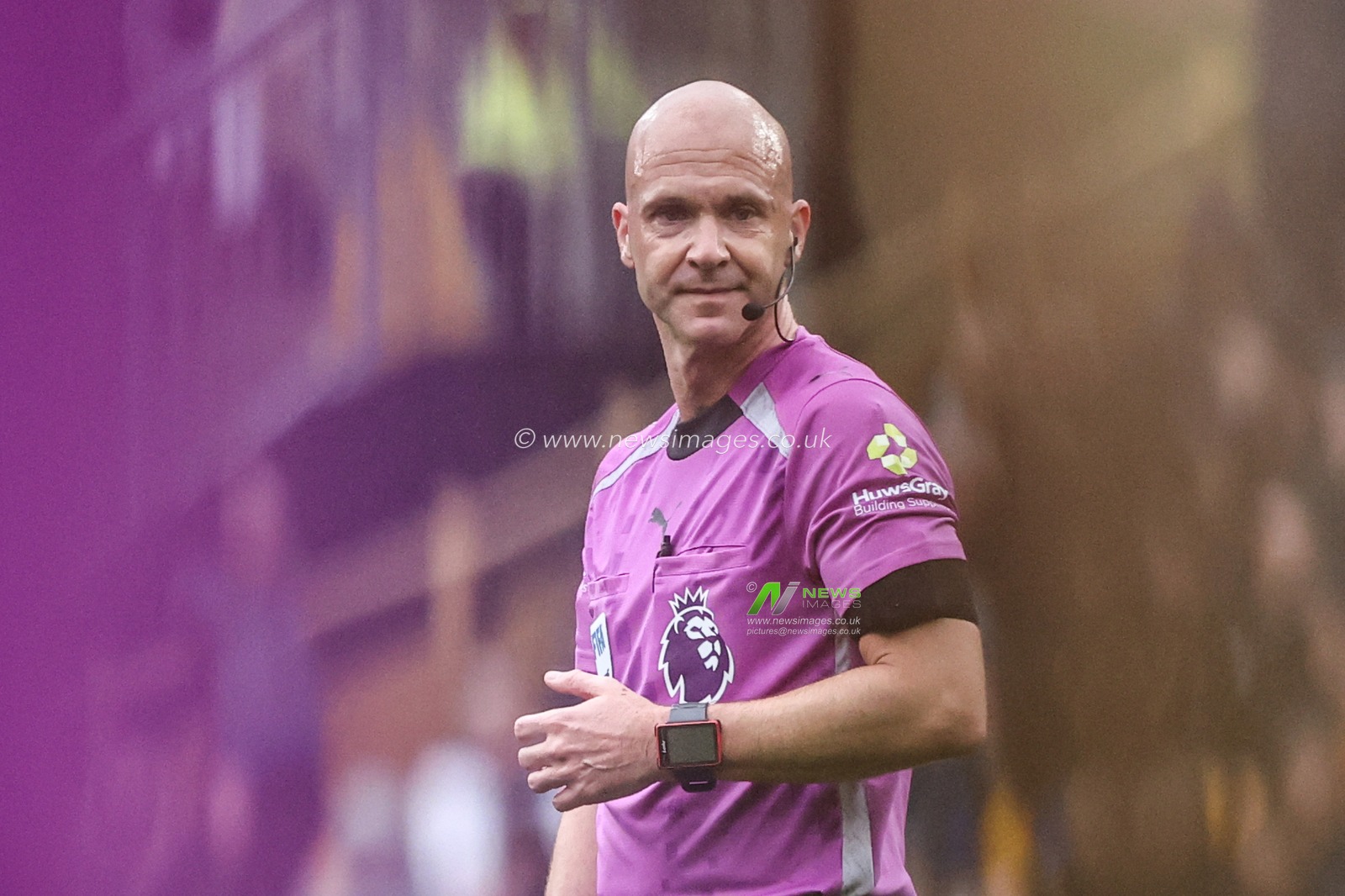 Referee Anthony Taylor during the Premier League match Wolverhampton Wanderers vs Leeds United at Molineux, Wolverhampton, United Kingdom, 20th September 2025

(Photo by Alfie Cosgrove/News Images)