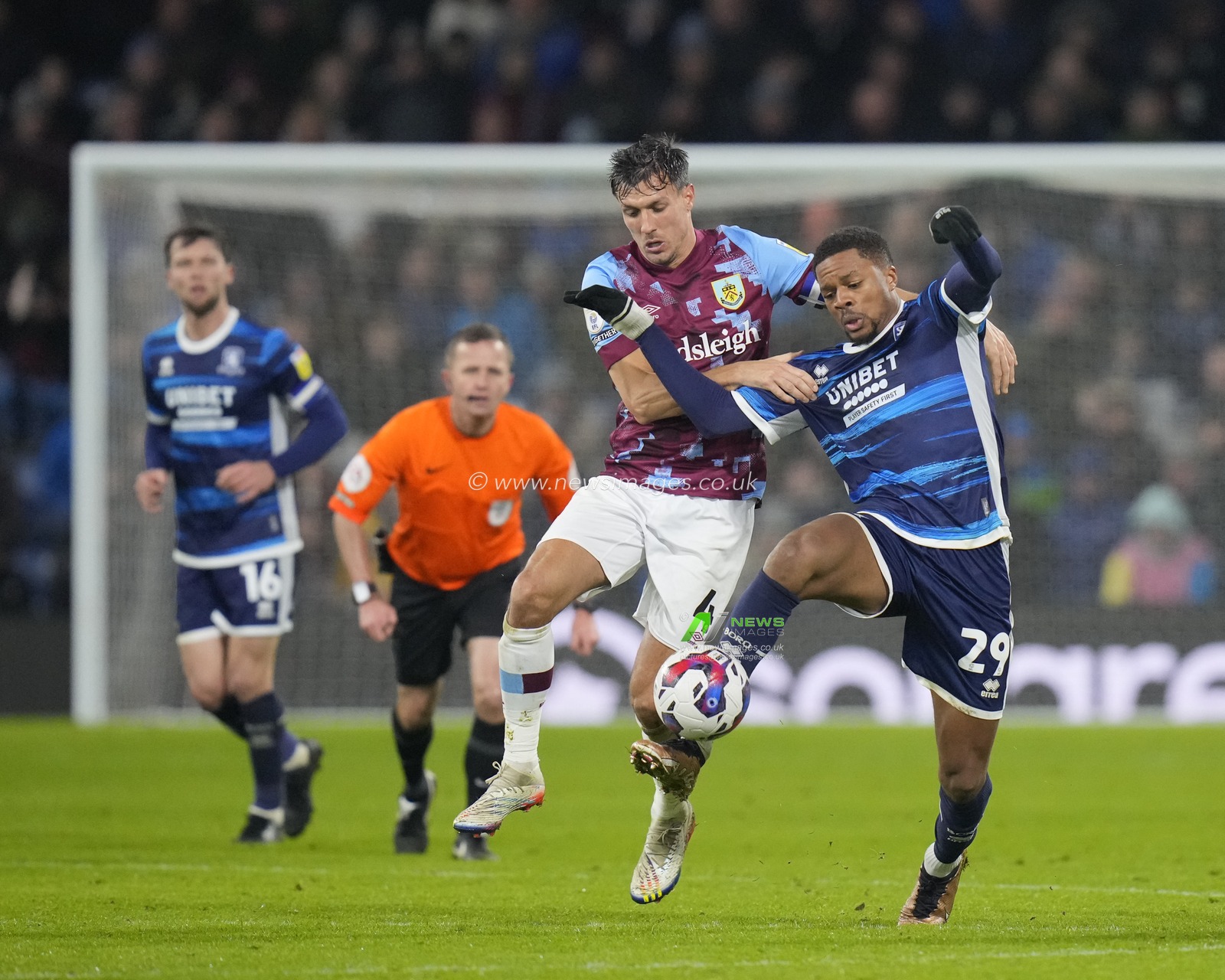 Jack Cork #4 of Burnley competes for the ball with Chuba Akpom #29 of Middlesbrough during the Sky Bet Championship match Burnley vs Middlesbrough at Turf Moor, Burnley, United Kingdom, 17th December 2022

(Photo by Steve Flynn/News Images)