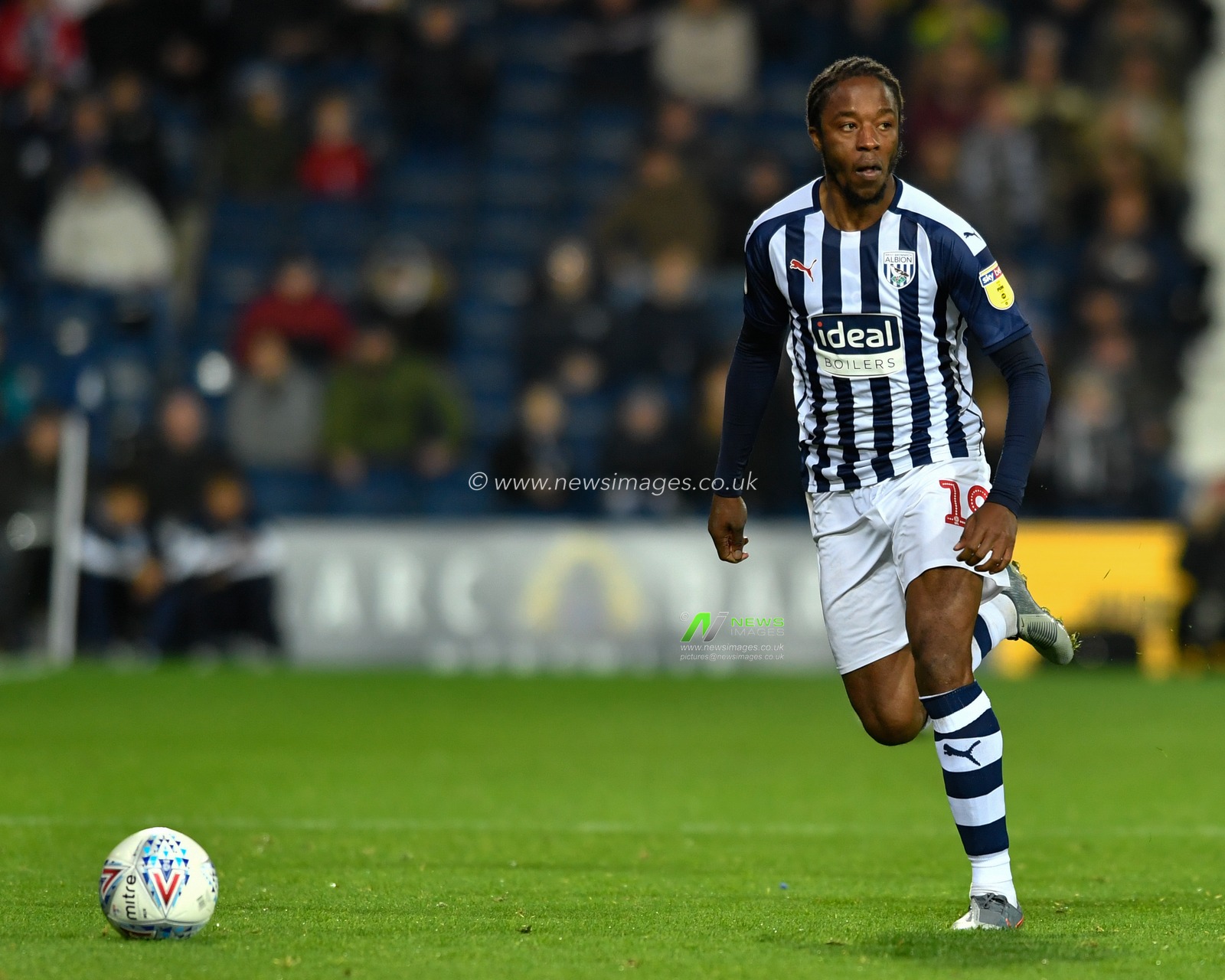 22nd October 2019, The Hawthorns, West Bromwich, England; Sky Bet Championship, West Bromwich Albion v Barnsley : Romaine Sawyers (19) of West Bromwich Albion looks for a pass

Credit: Simon Whitehead/News Images