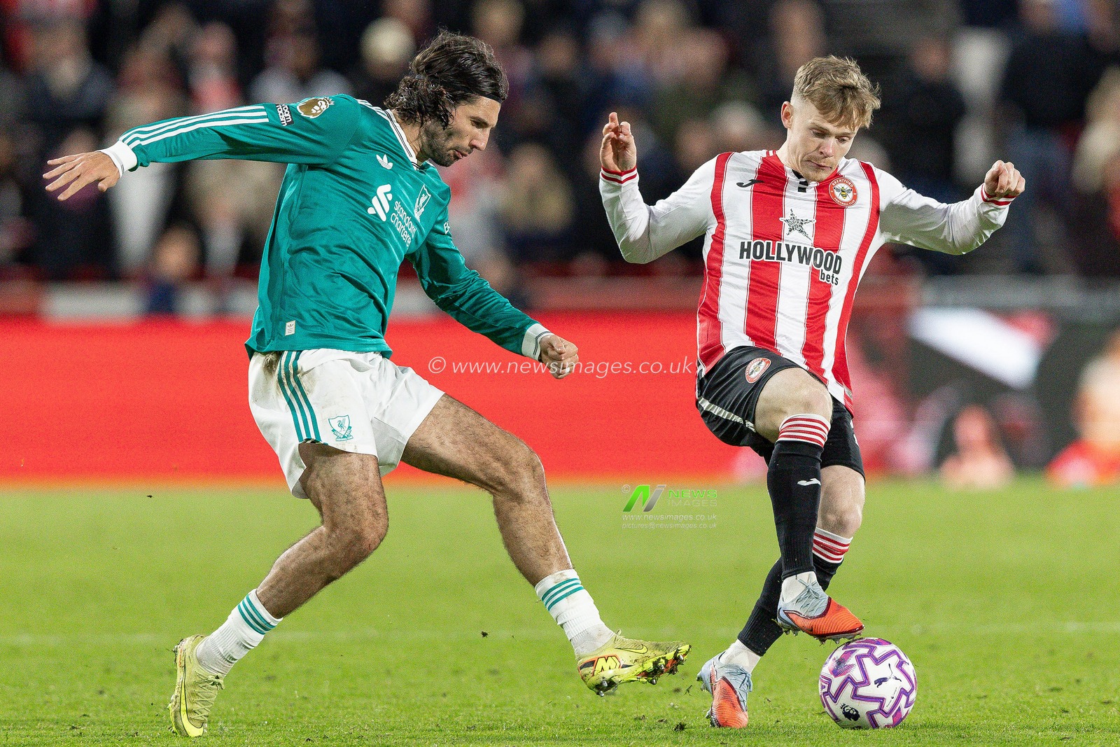 Dominik Szoboszlai of Liverpool tackles Keane Lewis-Potter of Brentford during the Premier League match Brentford vs Liverpool at The Gtech Community Stadium, London, United Kingdom, 25th October 2025

(Photo by Ian Stephen/News Images)
