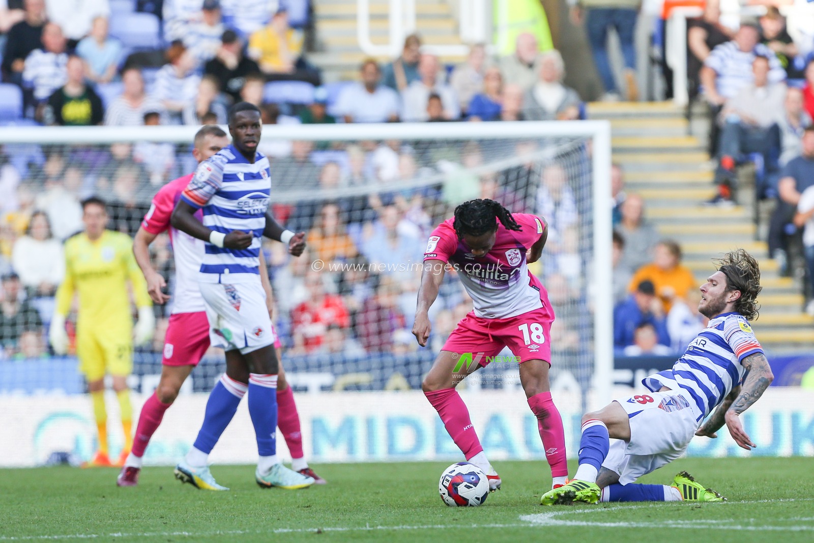 David Kasumu #18 of Huddersfield Town evades a tackle from Jeff Hendrick #8 of Reading during the Sky Bet Championship match Reading vs Huddersfield Town at Select Car Leasing Stadium, Reading, United Kingdom, 1st October 2022

(Photo by Arron Gent/News Images)