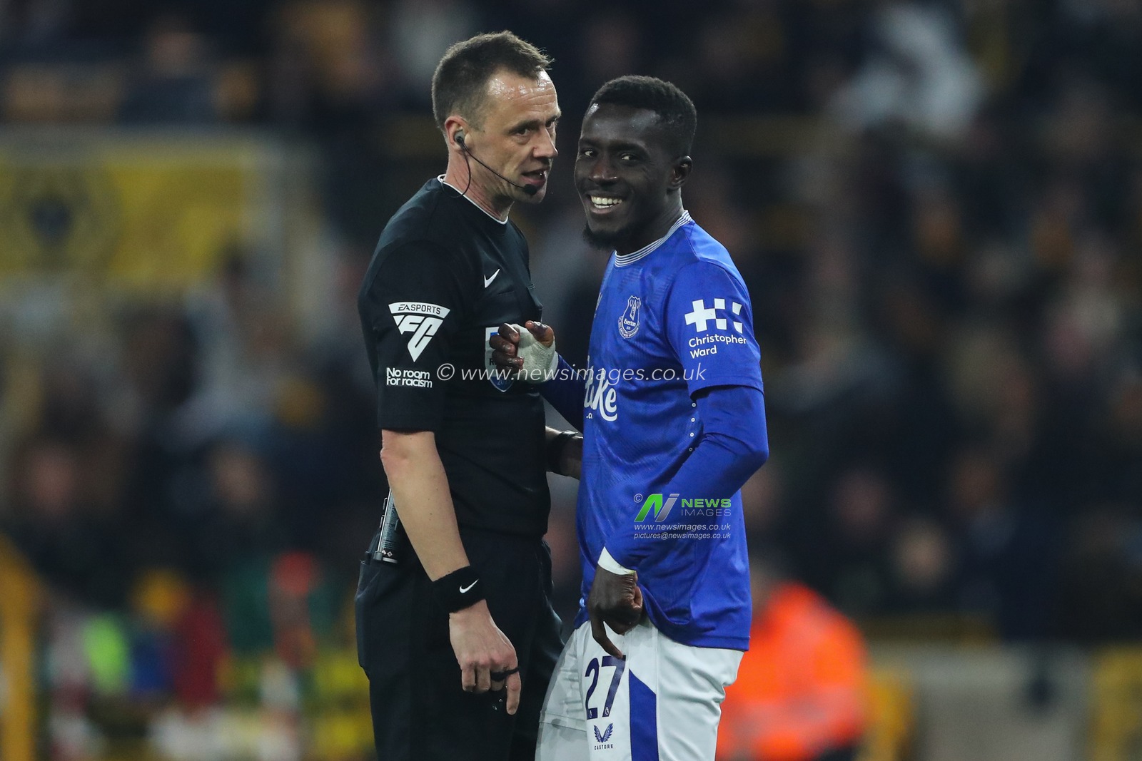 Referee Stuart Attwell talks to Idrissa Gueye of Everton during the Premier League match Wolverhampton Wanderers vs Everton at Molineux, Wolverhampton, United Kingdom, 8th March 2025

(Photo by Gareth Evans/News Images)