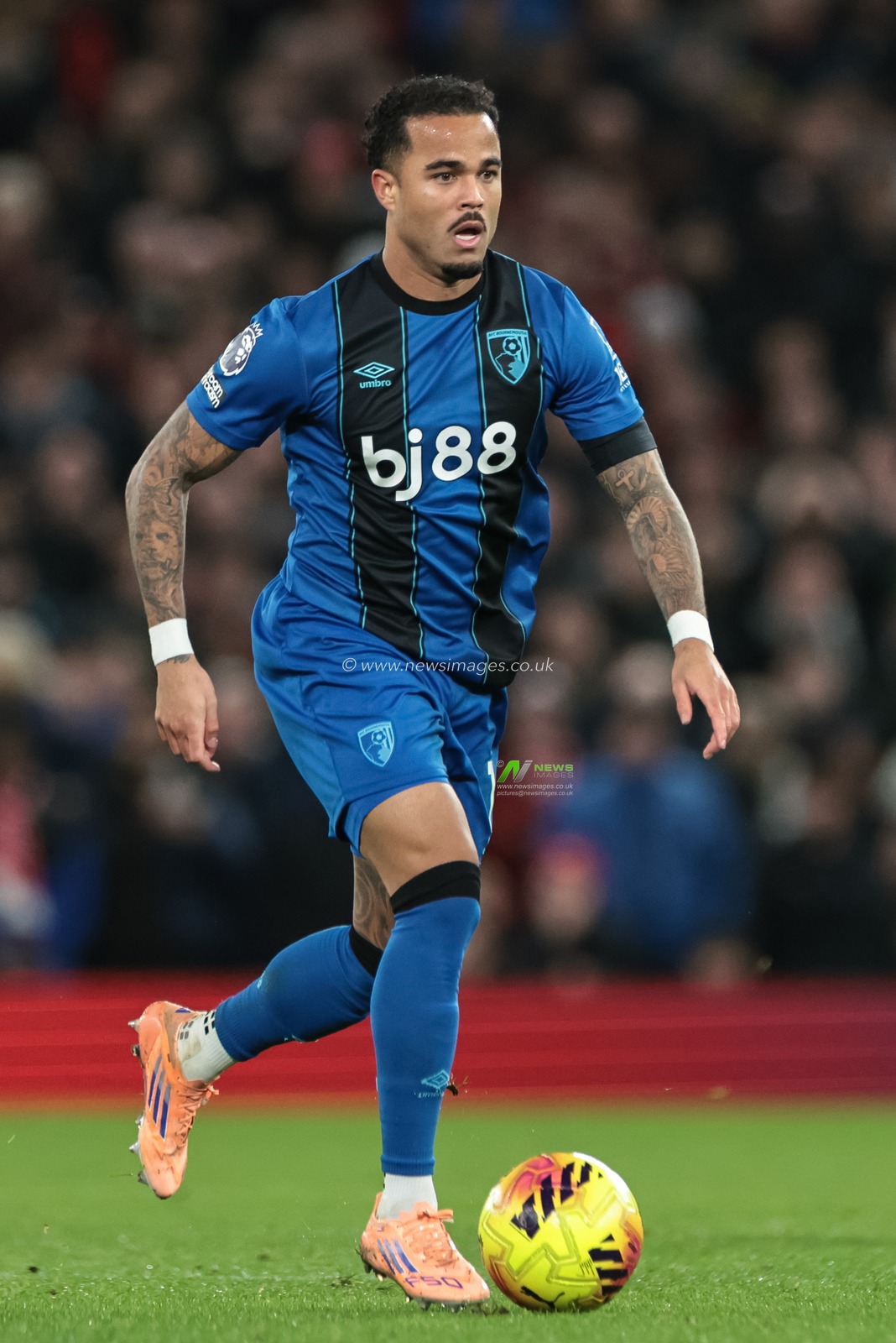Justin Kluivert of Bournemouth breaks with the ball during the Premier League match Manchester United vs Bournemouth at Old Trafford, Manchester, United Kingdom, 15th December 2025

(Photo by Mark Cosgrove/News Images)

*** GER AUT SUI OUT ***