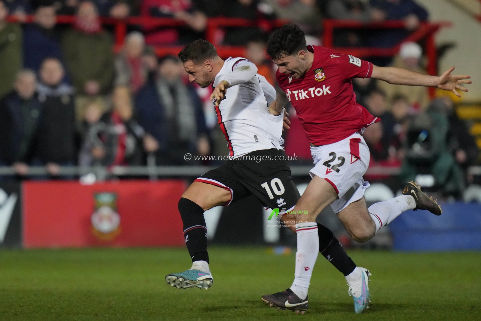 Thomas O'Connor #22 of Wrexham competes for the ball with Billy Sharp #10 of Sheffield United during the Emirates FA Cup fourth round match Wrexham vs Sheffield United at The Racecourse Ground, Wrexham, United Kingdom, 29th January 2023

(Photo by Steve Flynn/News Images)