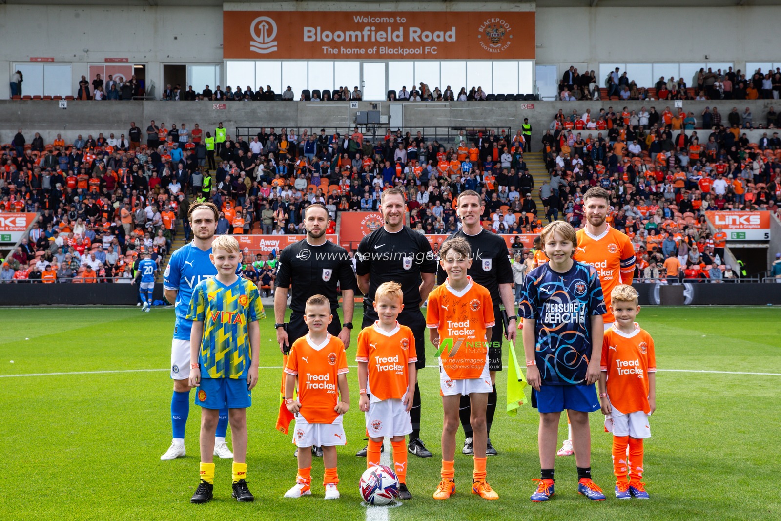 during the Sky Bet League 1 match Blackpool vs Stockport County at Bloomfield Road, Blackpool, United Kingdom, 17th August 2024

(Photo by Gareth Evans/News Images)