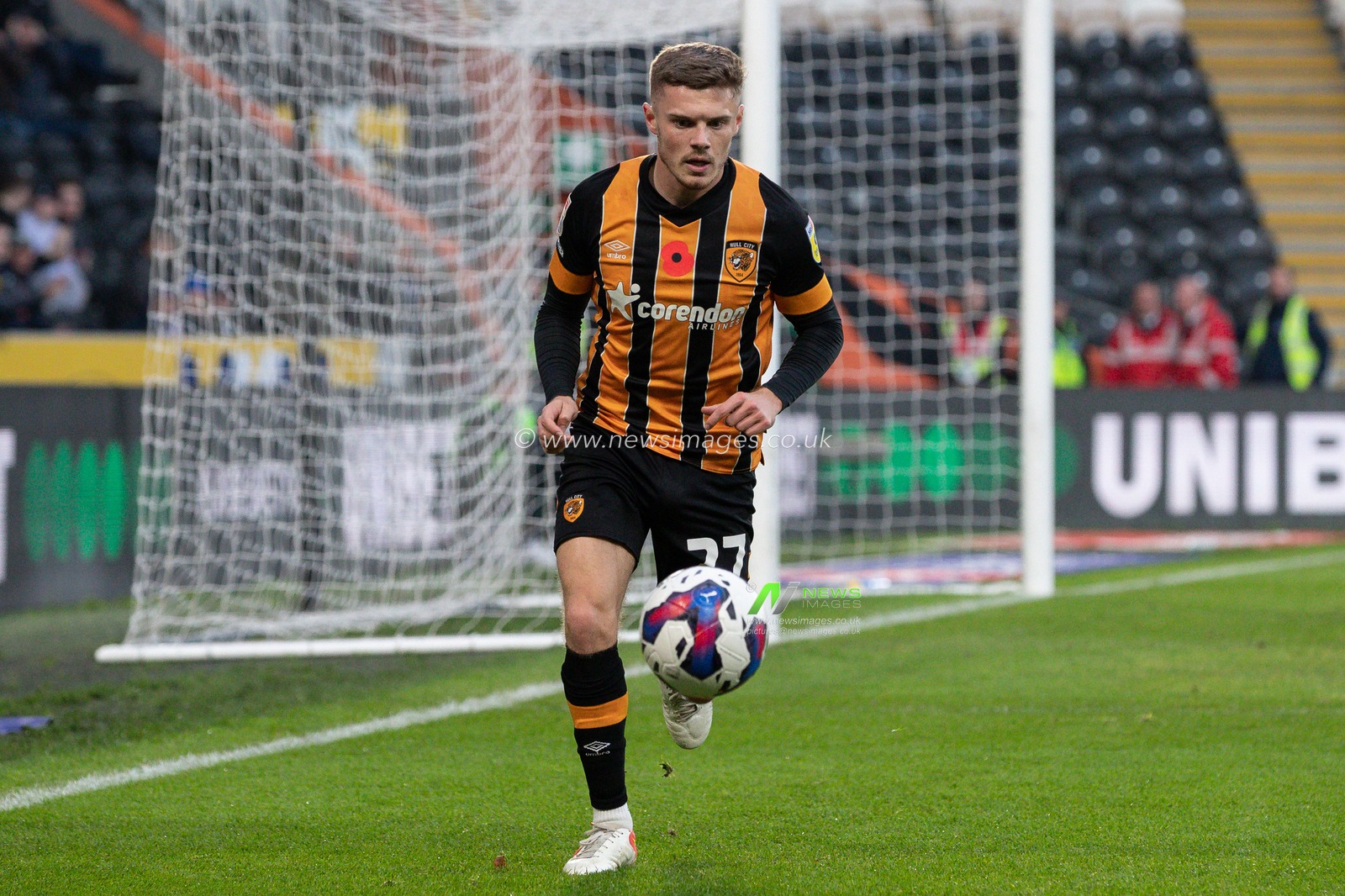 Regan Slater #27 of Hull City on the ball during the Sky Bet Championship match Hull City vs Reading at MKM Stadium, Hull, United Kingdom, 12th November 2022

(Photo by James Heaton/News Images)