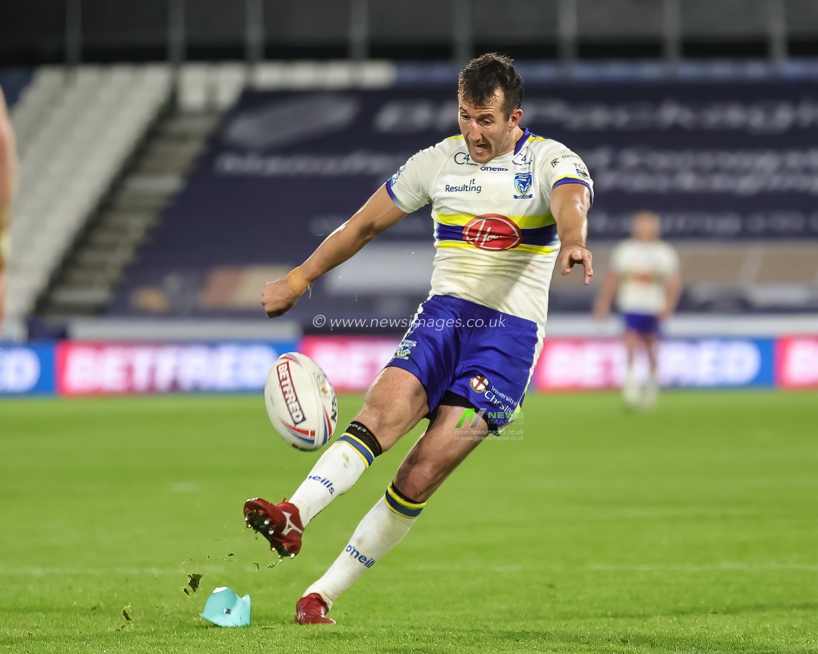 Stefan Ratchford #4 of Warrington Wolves scores a penalty during the Betfred Super League Round 27 match Huddersfield Giants vs Warrington Wolves at John Smith's Stadium, Huddersfield, United Kingdom, 22nd September 2023

(Photo by Mark Cosgrove/News Images)
