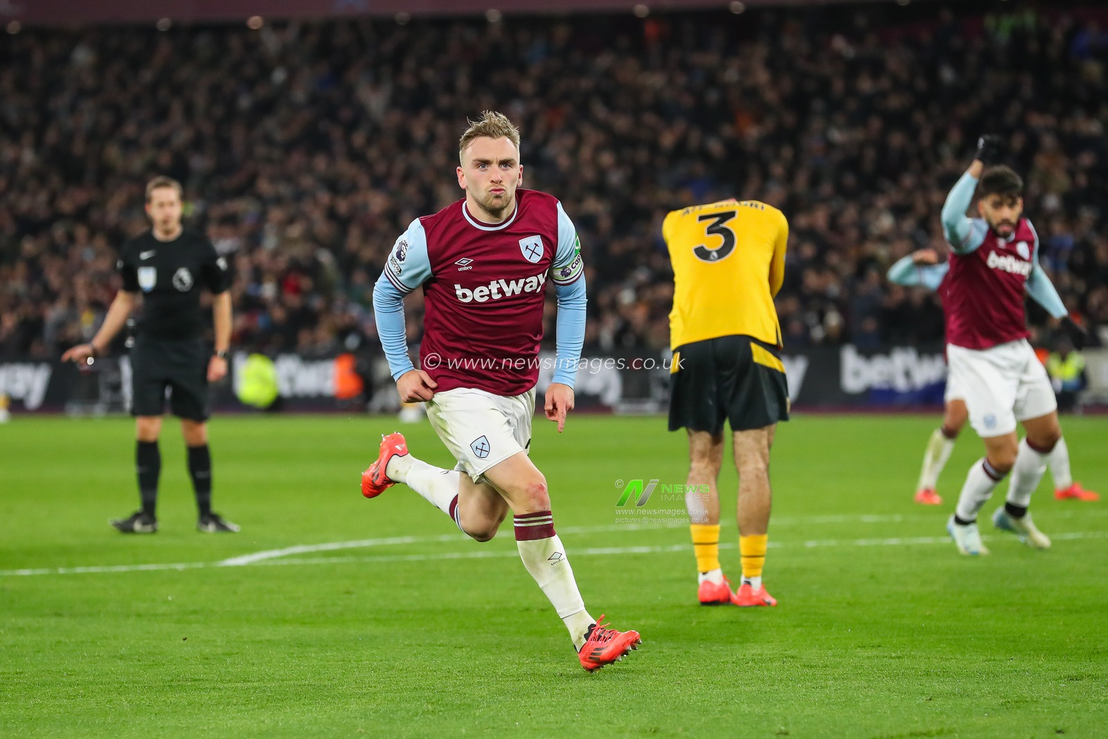 Jarrod Bowen of West Ham United celebrates his goal to make it 2-1 during the Premier League match West Ham United vs Wolverhampton Wanderers at London Stadium, London, United Kingdom, 9th December 2024

(Photo by Izzy Poles/News Images)