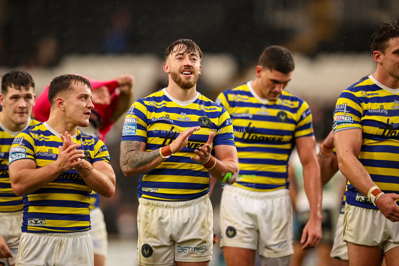 Warrington players applaud the fans a the final whistle during the Betfred Super League round 25 match Hull FC vs Warrington Wolves at MKM Stadium, Hull, United Kingdom on 29 August 2026

(Photo by Alfie Cosgrove/News Images)