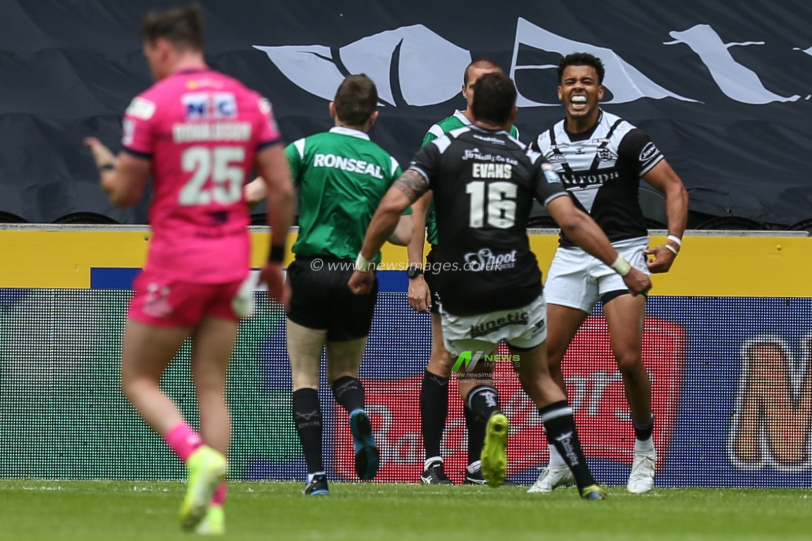 Darnell McIntosh #5 of Hull FC celebrates his try
