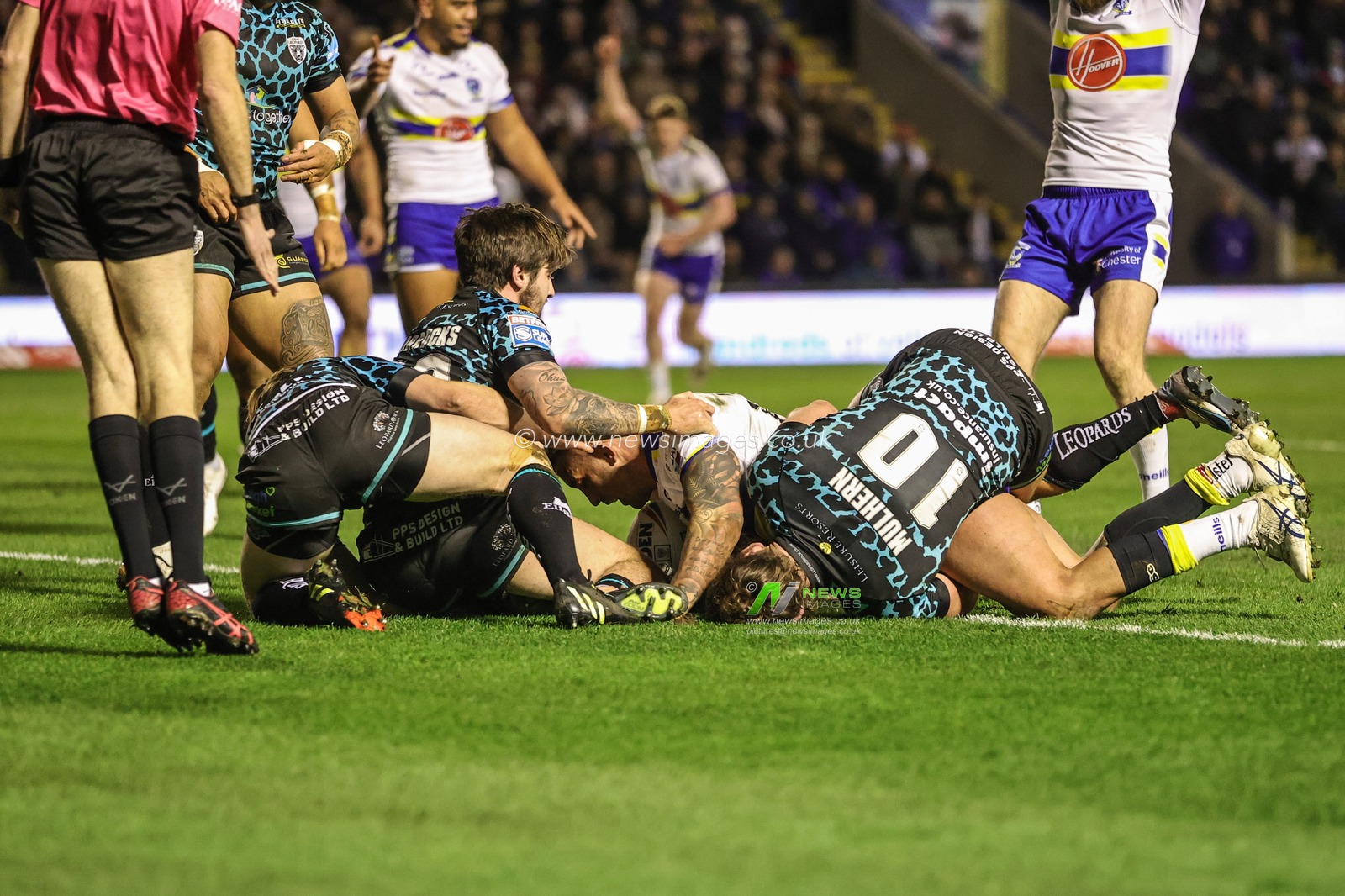 Paul Vaughan #10 of Warrington Wolves goes over for a try during the Betfred Super League Round 5 match Warrington Wolves vs Leigh Leopards at Halliwell Jones Stadium, Warrington, United Kingdom, 17th March 2023

(Photo by Mark Cosgrove/News Images)