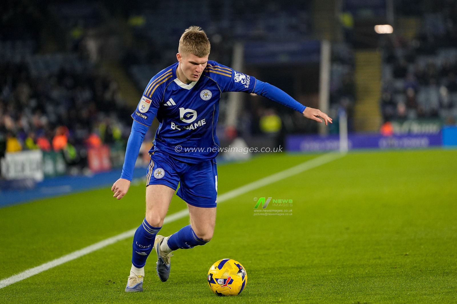 Jordan James of Leicester City passes the ball during the Sky Bet Championship match Leicester City vs West Bromwich Albion at King Power Stadium, Leicester, United Kingdom, 5th January 2026

(Photo by Maynard Manyowa/News Images)

*** GER AUT SUI OUT ***