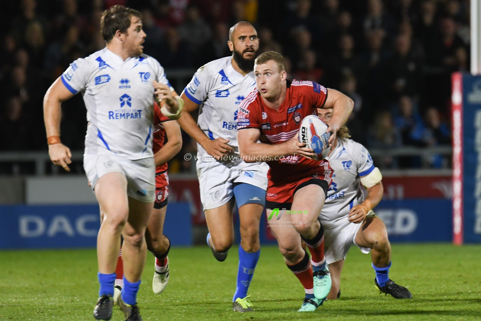 27th September 2018 , AJ Bell Stadium, Manchester, England; Betfred Super League Qualifiers, Salford Red Devils v Toulouse Olympique, Joey Lussick of Salford Red Devils looks for a gap 

Credit:   Richard Long/News Images