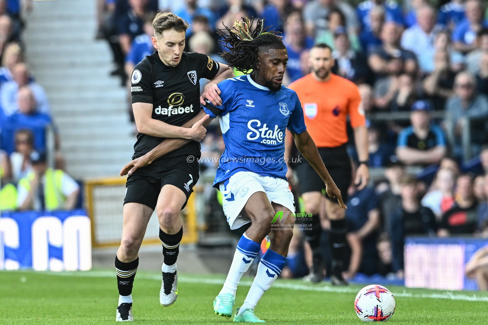 Alex Iwobi #17 of Everton under pressure from David Brooks #7 of Bournemouth during the Premier League match Everton vs Bournemouth at Goodison Park, Liverpool, United Kingdom, 28th May 2023

(Photo by Craig Thomas/News Images)