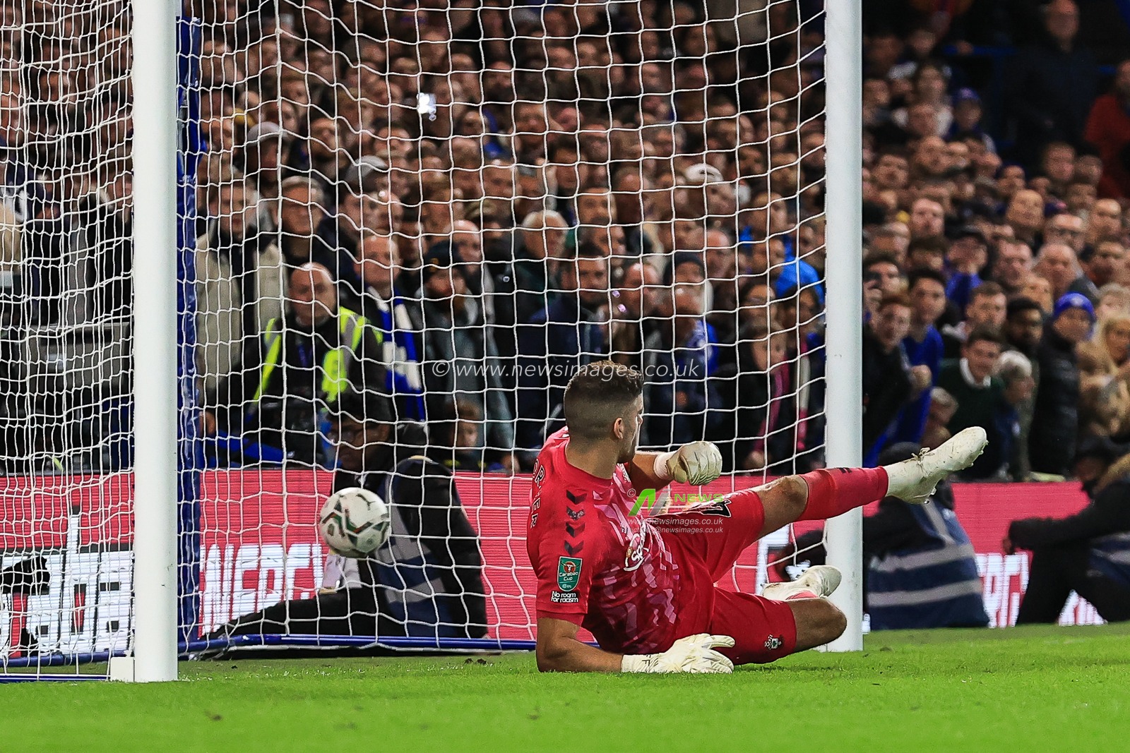 Marcos Alonso #3 of Chelsea scores his penalty past Fraser Forster #44 of Southampton