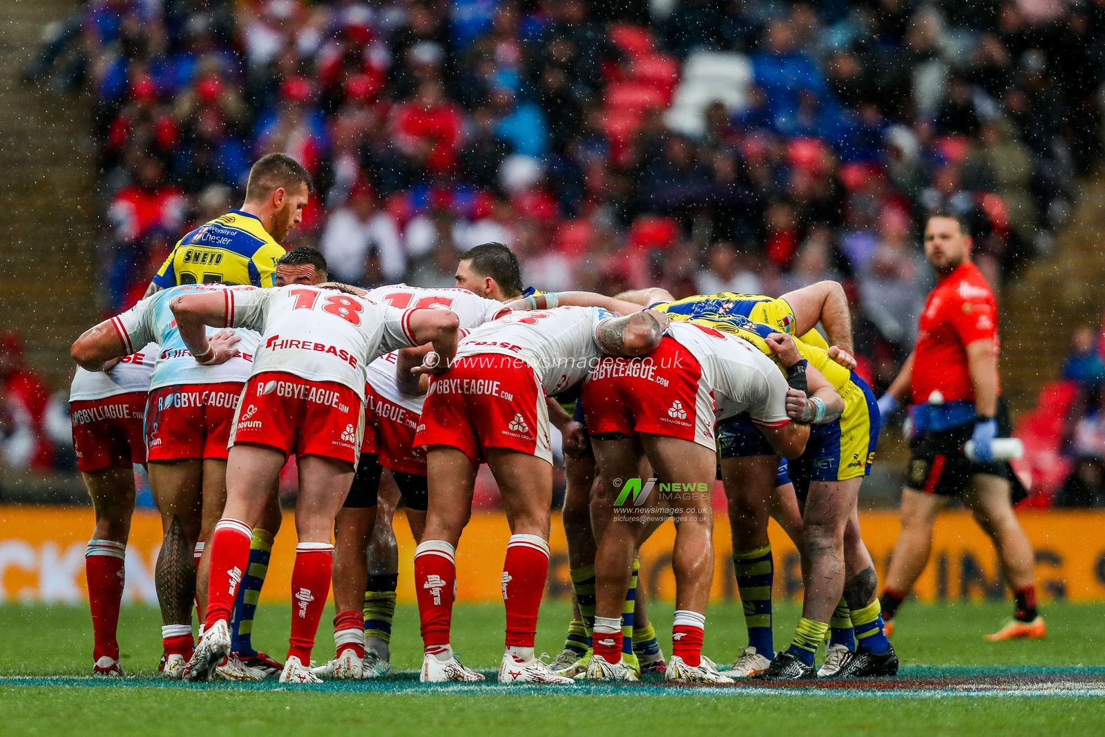 Warrington Wolves and Hull KR form a scrum during the Betfred Challenge Cup Final Warrington Wolves vs Hull KR at Wembley Stadium, London, United Kingdom, 7th June 2025

(Photo by Izzy Poles/News Images)