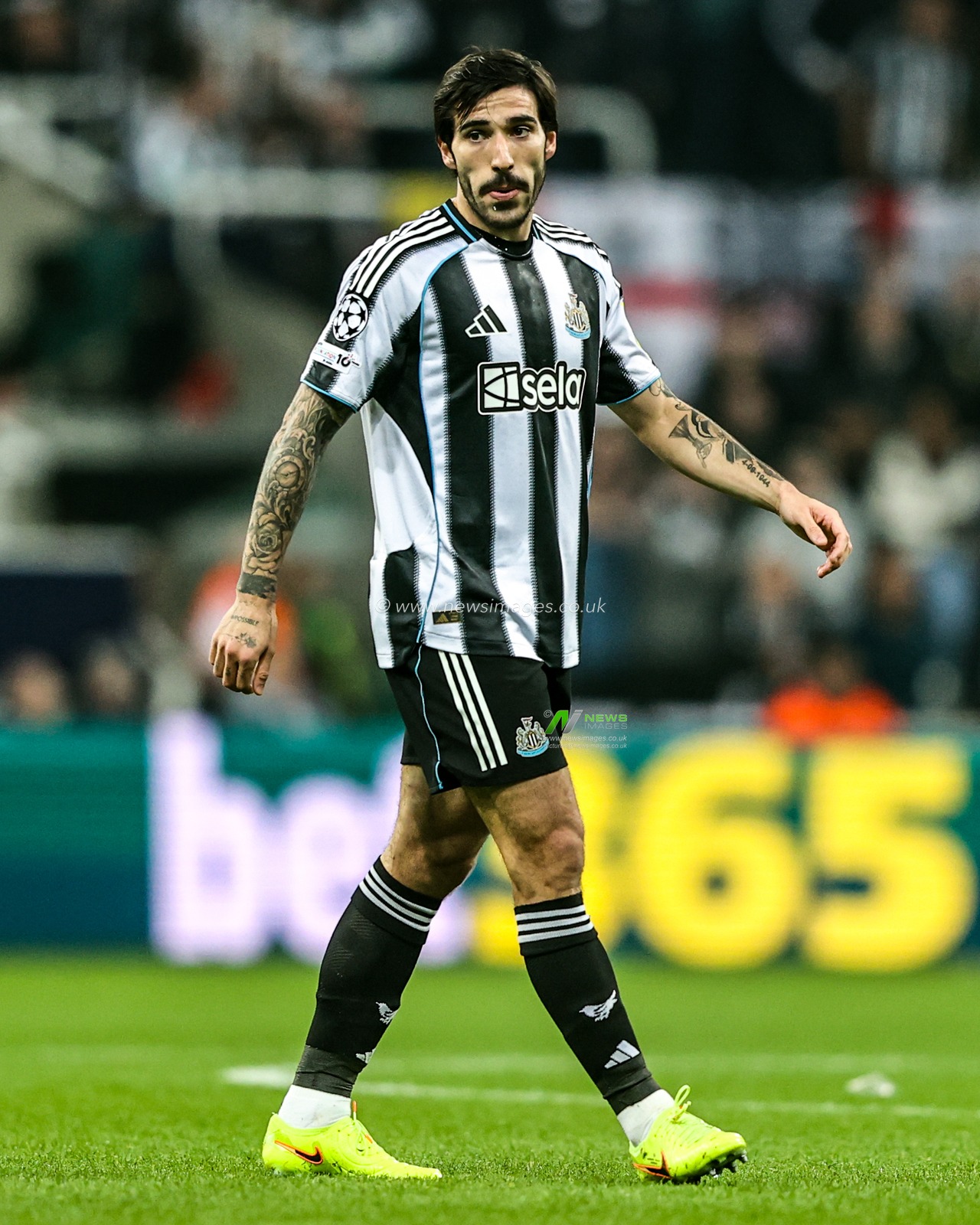 Sandro Tonali of Newcastle United during the UEFA Champions League Matchday 4 of 8 Newcastle United vs Athletic Club at St. James's Park, Newcastle, United Kingdom, 5th November 2025

(Photo by Alfie Cosgrove/News Images)

*** GER AUT SUI OUT ***