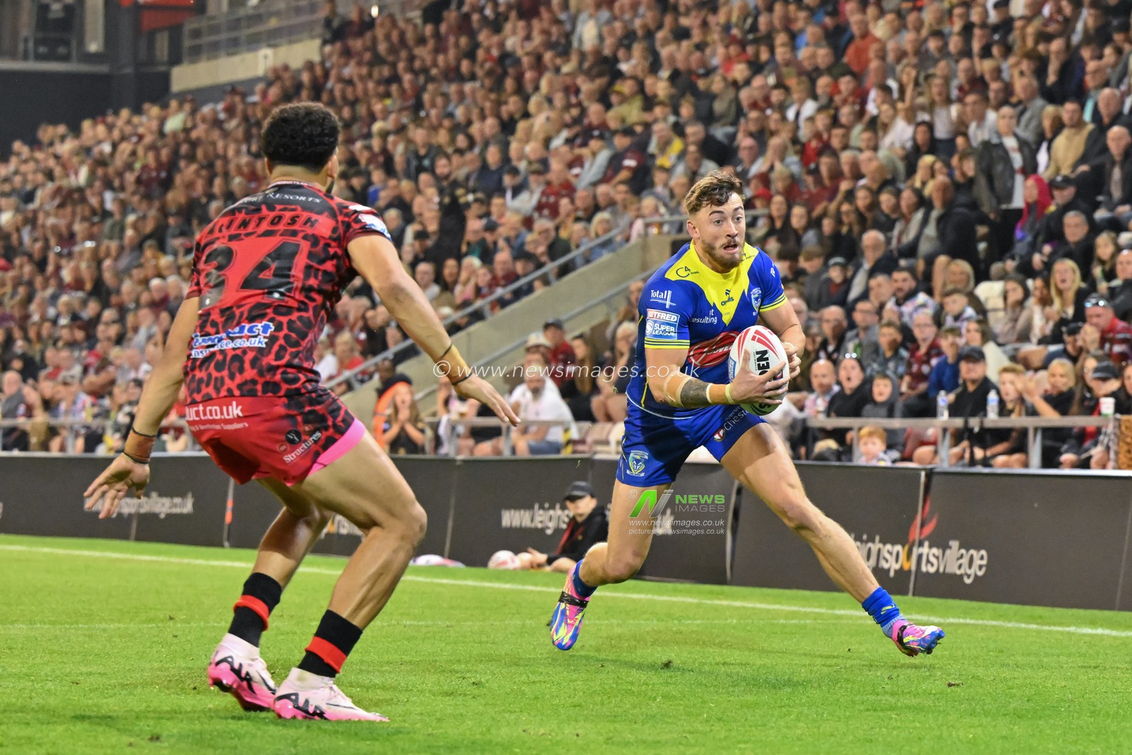 Matty Ashton of Warrington Wolves breaks forward during the Betfred Super League Round 24 match Leigh Leopards vs Warrington Wolves at Leigh Sports Village, Leigh, United Kingdom, 30th August 2024

(Photo by Cody Froggatt/News Images)