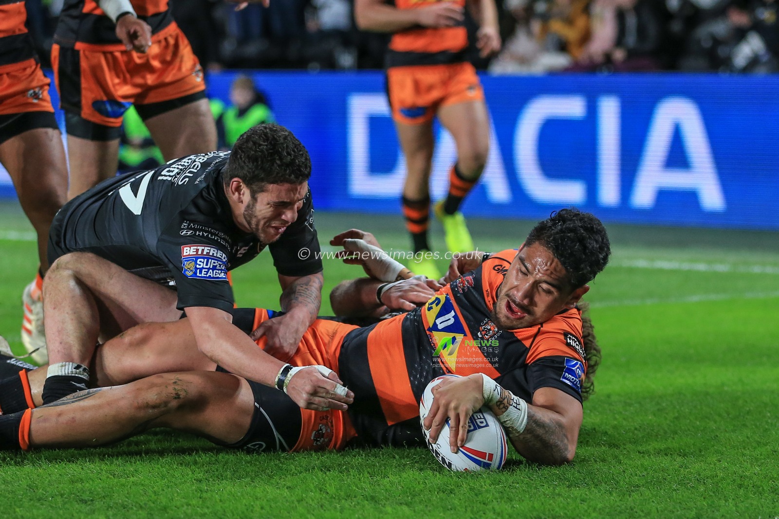 7th February 2019 , KCOM Stadium, Hull, England; Betfred Super League, Round 2, Hull FC vs Castleford Tigers ; Jesse Sene-Lefao (15) of Castleford Tigers goes over for a try 


Credit: Mark Cosgrove/News Images