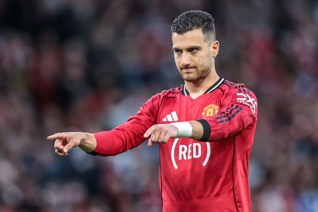 Diogo Dalot of Manchester United gives his team instructions during the Premier League match Manchester United vs Brentford at Old Trafford, Manchester, United Kingdom on 27 April 2026

(Photo by Mark Cosgrove/News Images)