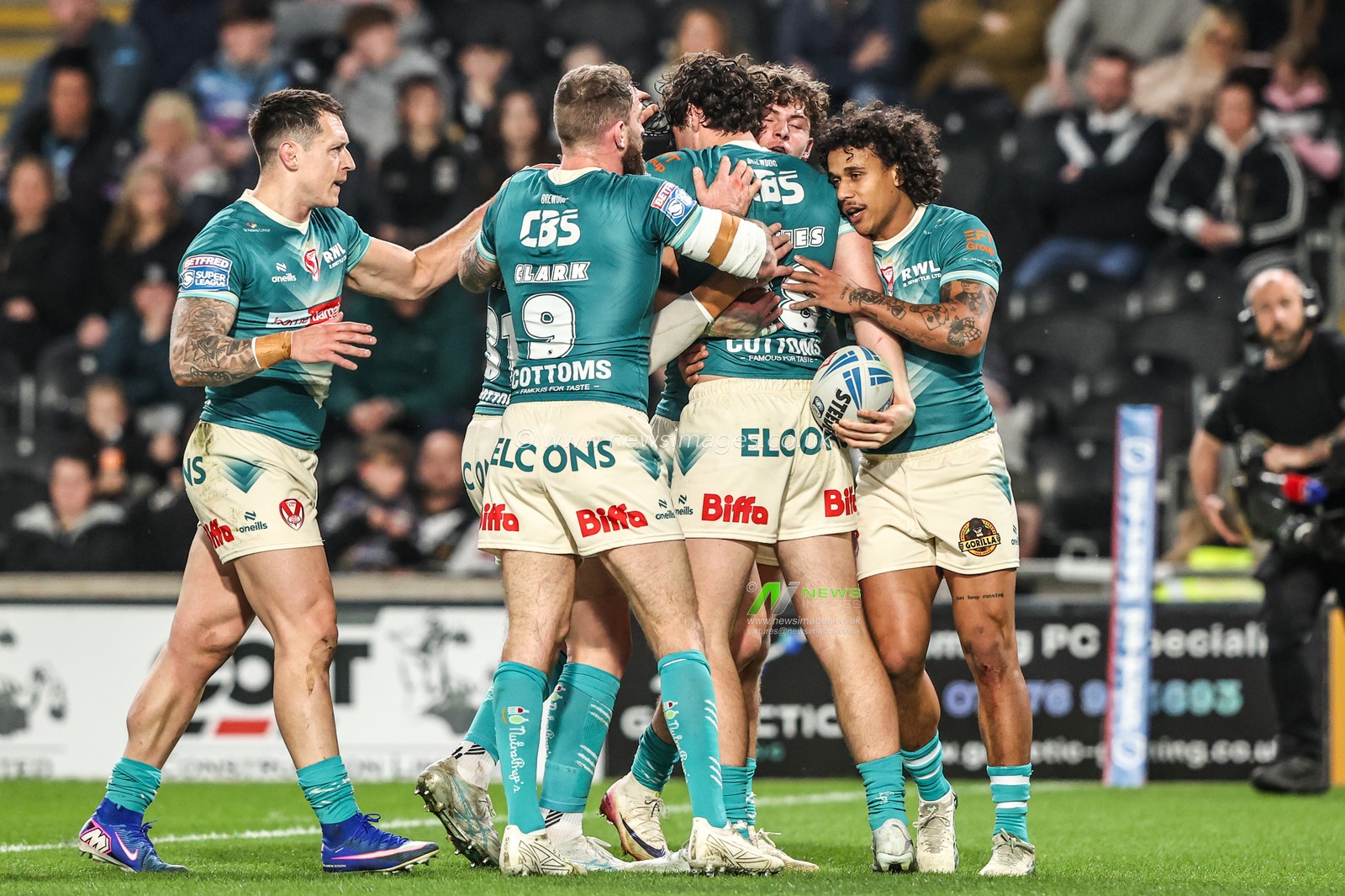 Jake Davies of St Helens celebrates his try during the Betfred Super League round 8 match Hull FC vs St Helens at MKM Stadium, Hull, United Kingdom on 16 April 2026

(Photo by Alfie Cosgrove/News Images)