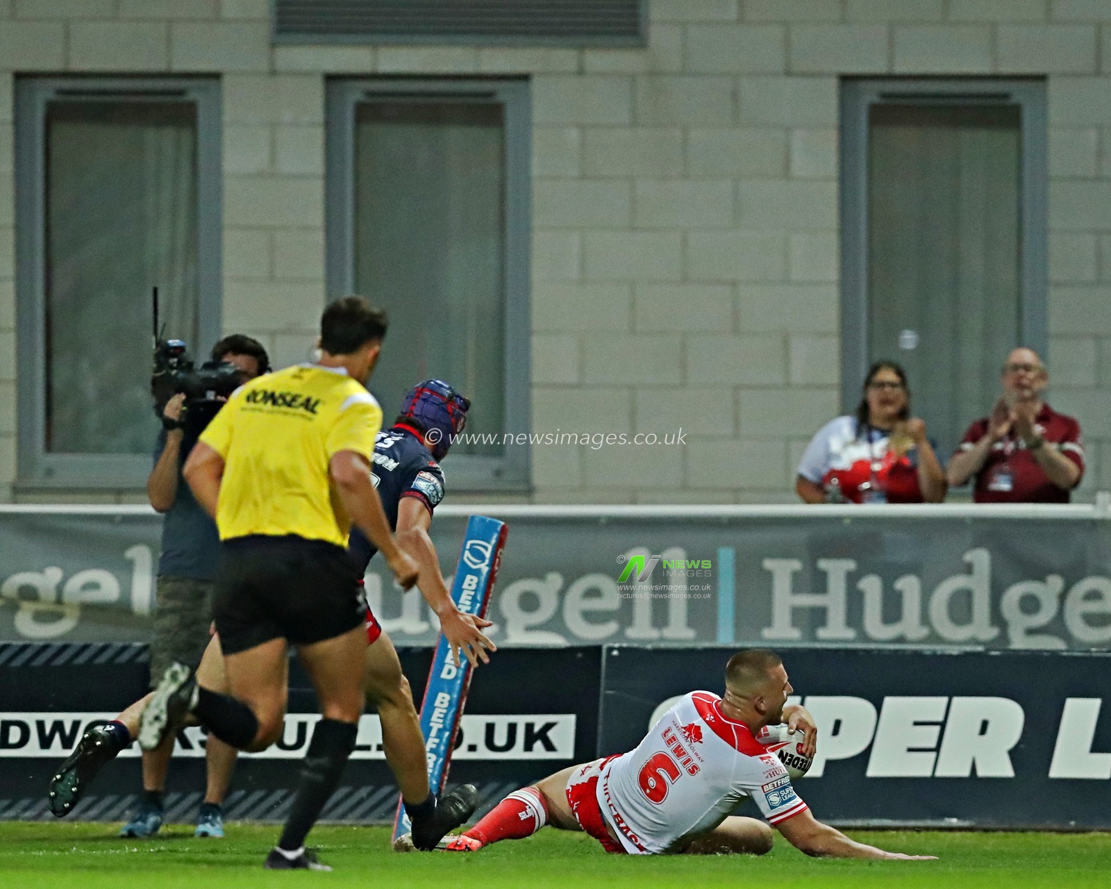 Mikey Lewis of Hull KR scores a try during the Betfred Super League Round 13 match Hull KR vs St Helens at Sewell Group Craven Park, Kingston upon Hull, United Kingdom, 30th May 2025(Photo by Sam Eaden/News Images)