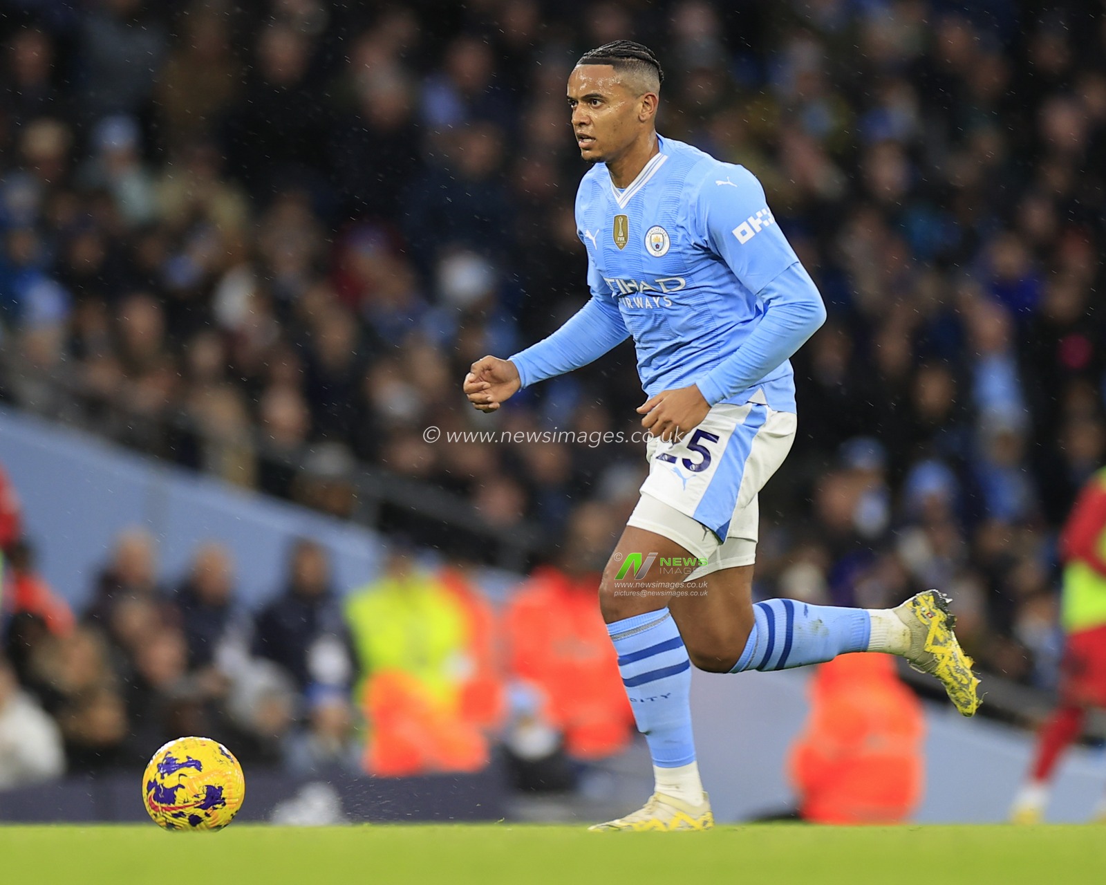 Manuel Akanji #25 of Manchester City controls the ball during the Premier League match Manchester City vs Sheffield United at Etihad Stadium, Manchester, United Kingdom, 30th December 2023

(Photo by Conor Molloy/News Images)