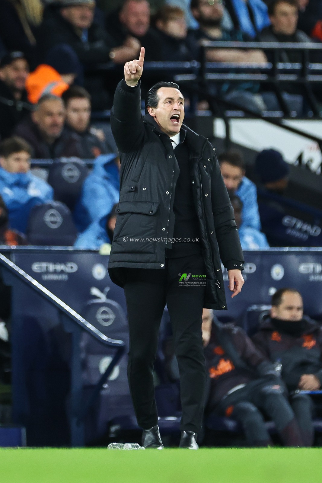 Unai Emery Manager of Aston Villa gives his team instructions during the Premier League match Manchester City vs Aston Villa at Etihad Stadium, Manchester, United Kingdom, 3rd April 2024

(Photo by Mark Cosgrove/News Images)