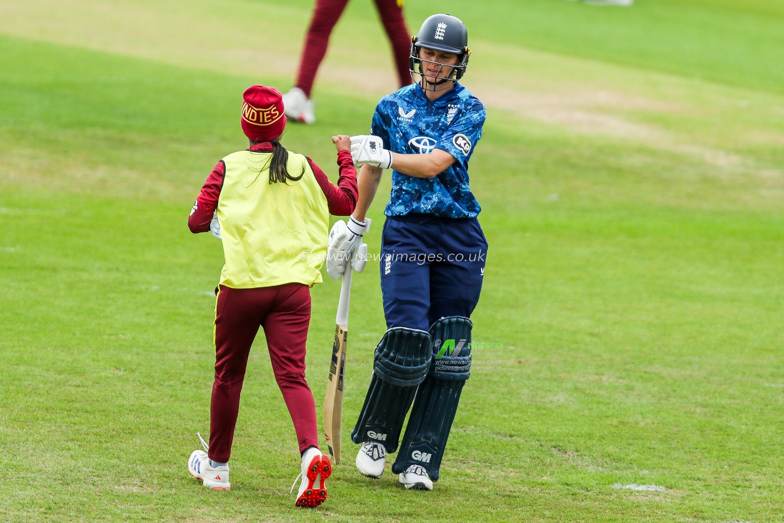 Amy Jones of England Women is acknowledged by West Indies Women for her career best after being dismissed during the 2nd Metro Bank ODI Day International England Women v West Indies Women at Uptonsteel County Ground, Leicester, United Kingdom, 4th June 2025

(Photo by Izzy Poles/News Images)