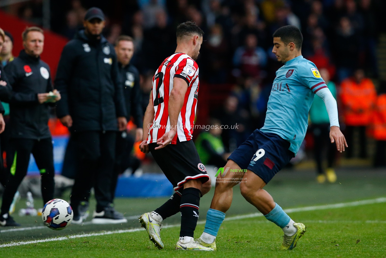 George Baldock #2 of Sheffield United and Anass Zaroury #19 of Burnley during the Sky Bet Championship match Sheffield United vs Burnley at Bramall Lane, Sheffield, United Kingdom, 5th November 2022

(Photo by Ben Early/News Images)