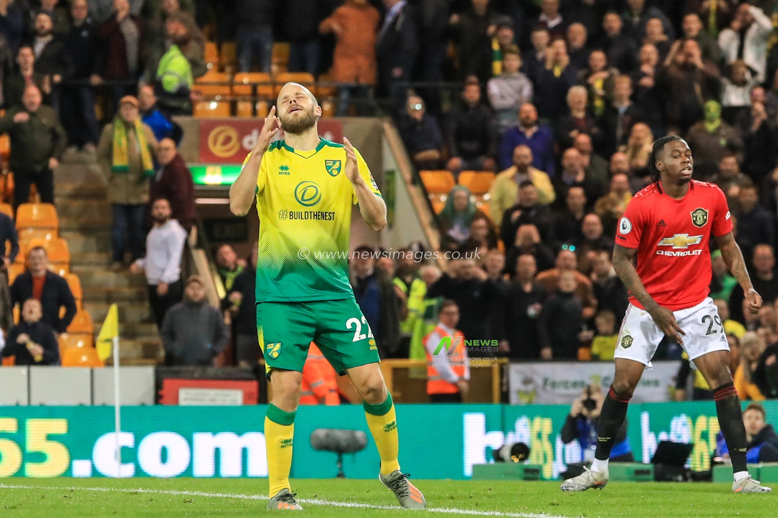 27th October 2019, Carrow Road, Norwich, England; Premier League, Norwich City v Manchester United : Teemu Pukki (22) of Norwich City looks dejected as he kicks over the bar from close range 

Credit: Mark Cosgrove/News Images