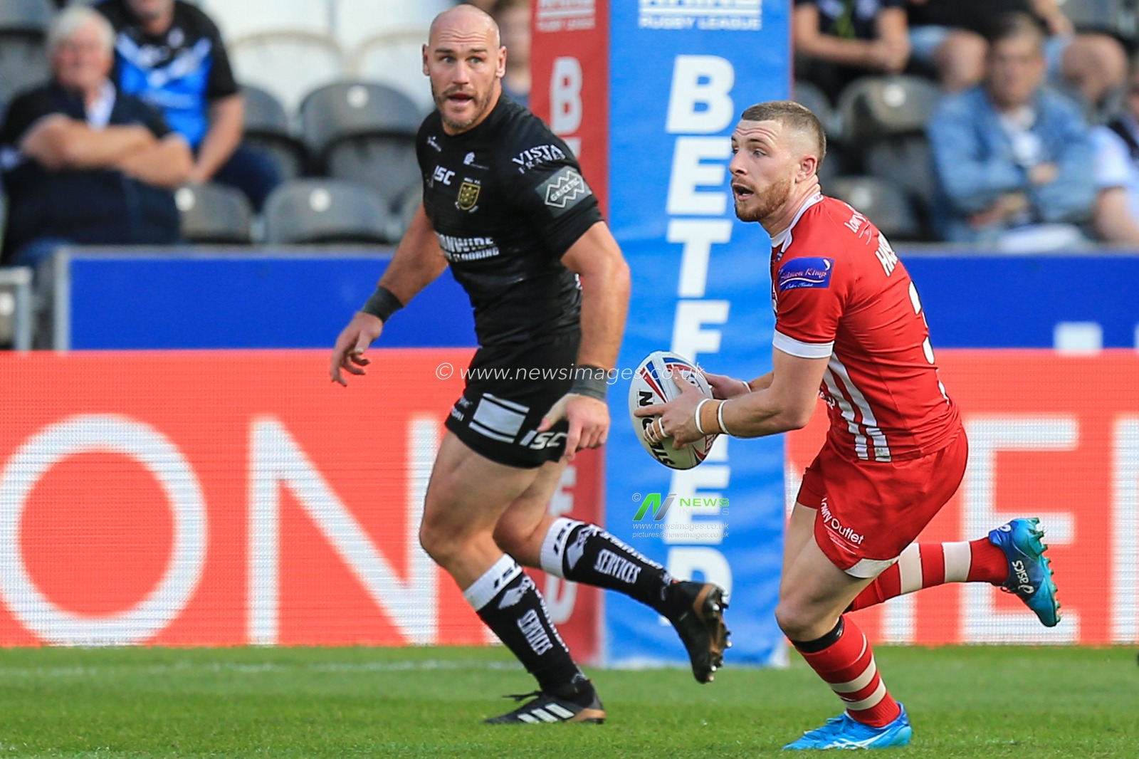 17th August 2019 , KCOM Stadium, Hull, England;  Betfred Super League, Round 26, Hull FC vs Salford Red Devils ; Jackson Hastings (31) of Salford Red Devils runs with the ball

Credit: David Greaves/News Images