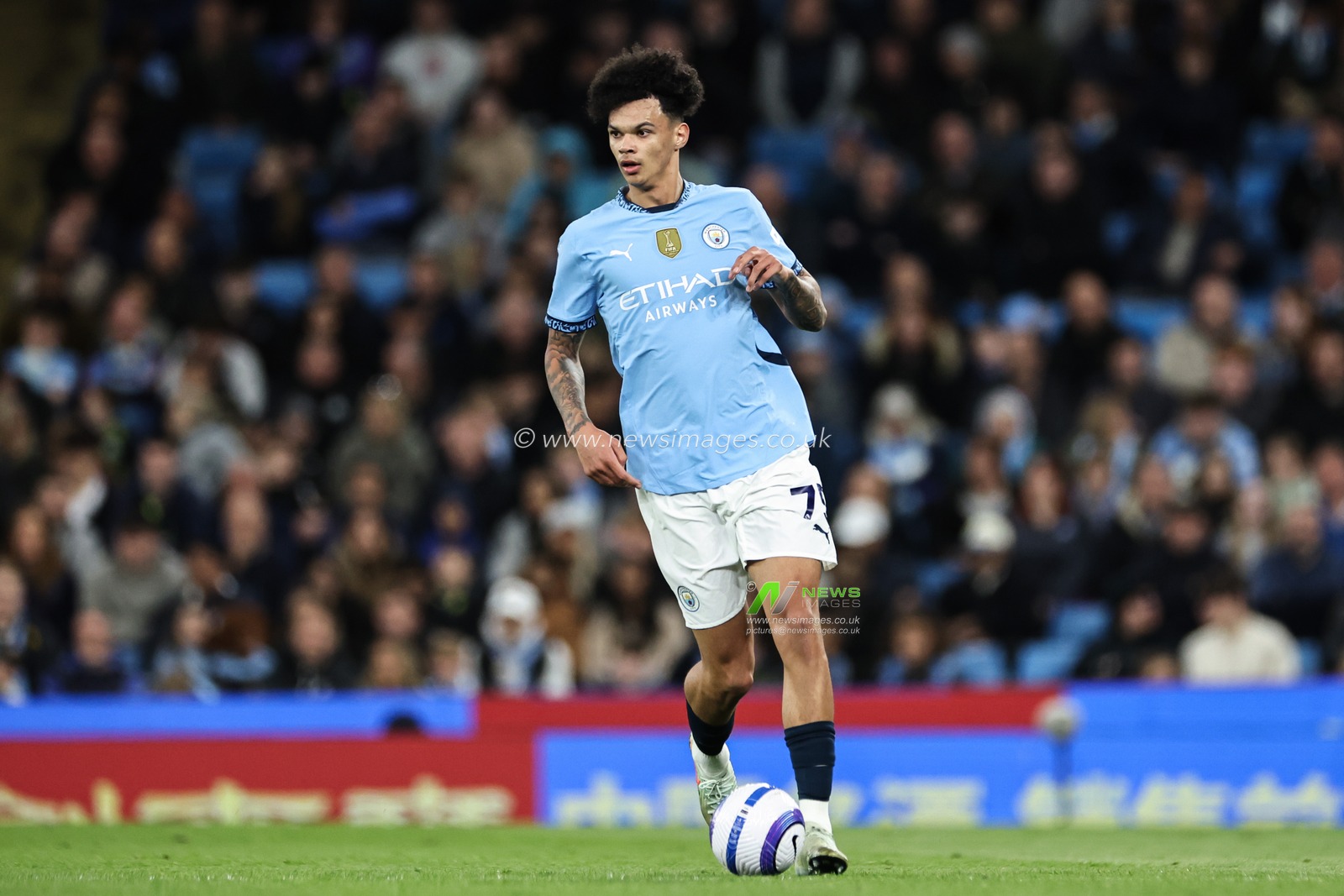 Nico O'Reilly of Manchester City in action during the Premier League match Manchester City vs Leicester City at Etihad Stadium, Manchester, United Kingdom, 2nd April 2025

(Photo by Mark Cosgrove/News Images)