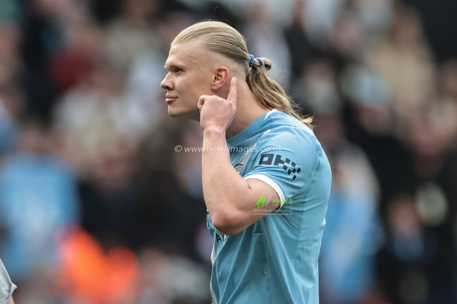 Erling Haaland of Manchester City celebrates the win during the Premier League match Manchester City vs Arsenal at Etihad Stadium, Manchester, United Kingdom on 19 April 2026

(Photo by Mark Cosgrove/News Images)