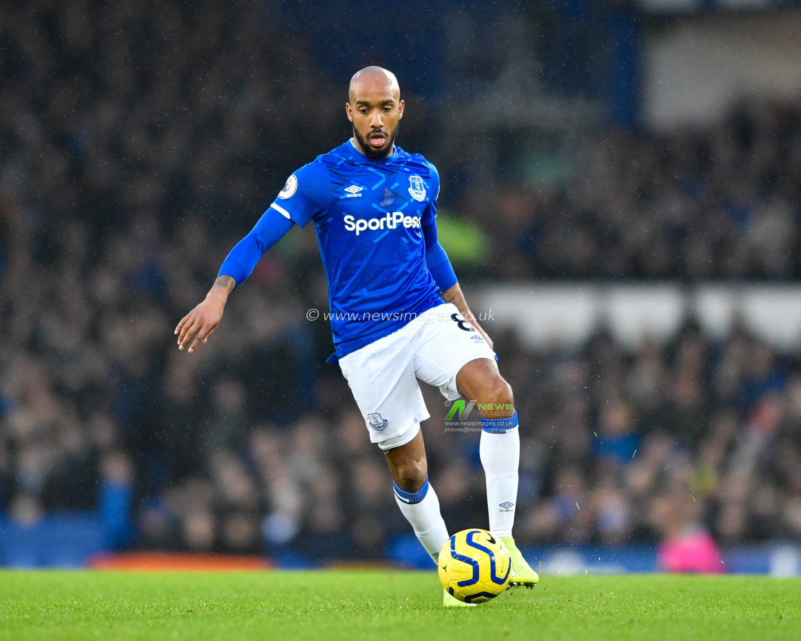26th December 2019, Goodison Park, Liverpool, England; Premier League, Everton v Burnley : Fabian Delph (8) of Everton with the ball at his feet

Credit: Simon Whitehead/News Images