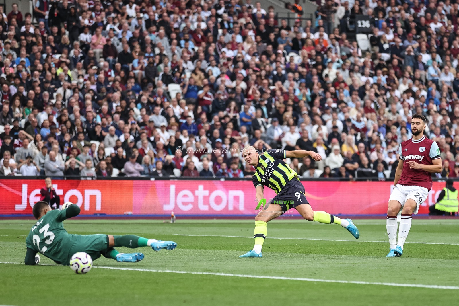 Erling Haaland of Manchester City scores to make it 0-1 during the Premier League match West Ham United vs Manchester City at London Stadium, London, United Kingdom, 31st August 2024

(Photo by Mark Cosgrove/News Images)