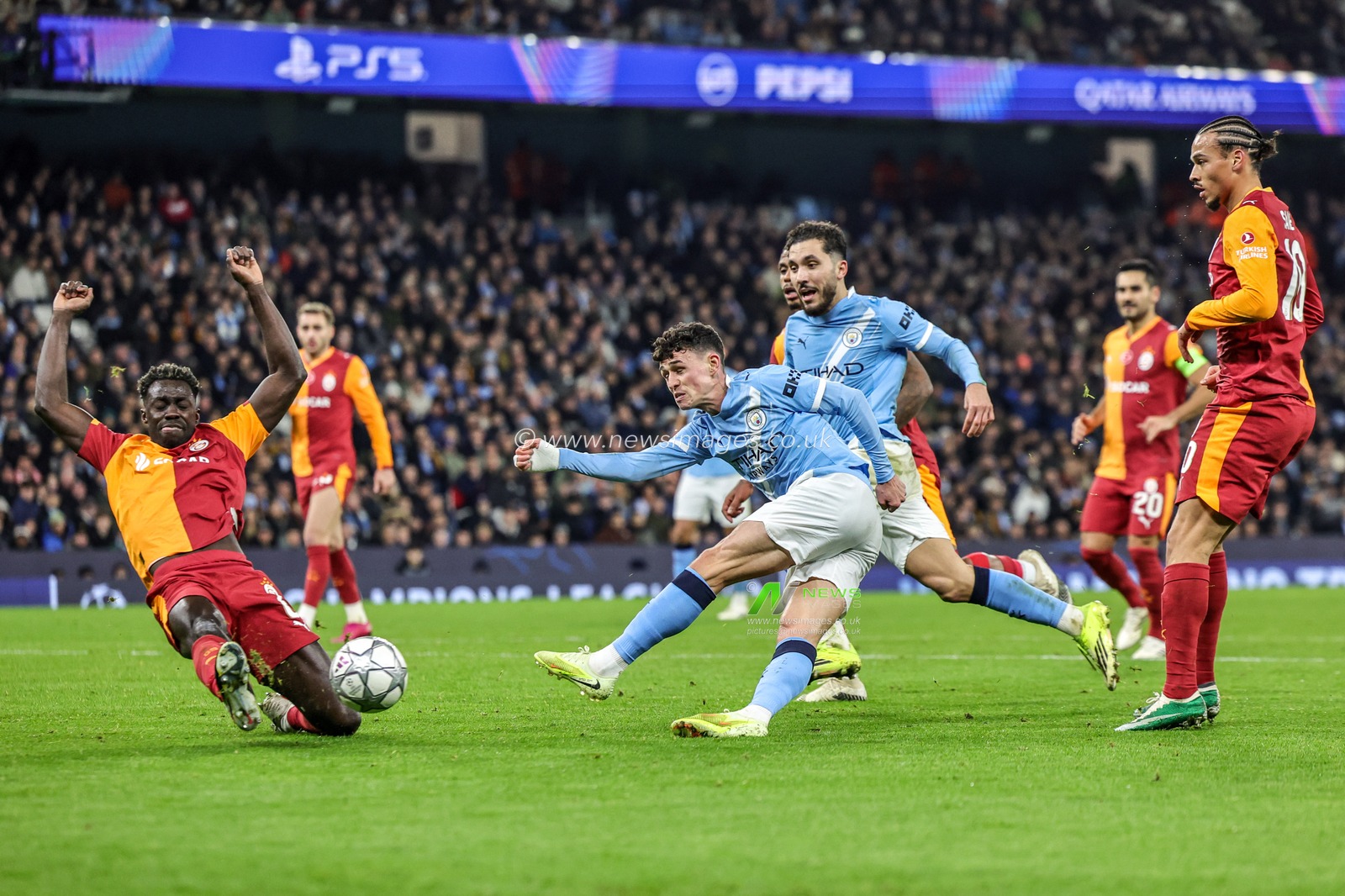 Davinson Sanchez of Galatasaray blocks a shot from Phil Foden of Manchester City during the UEFA Champions League Matchday 8 of 8 match Manchester City vs Galatasaray at City of Manchester Stadium, Manchester, United Kingdom on 28 January 2026

(Photo by Mark Cosgrove/News Images)